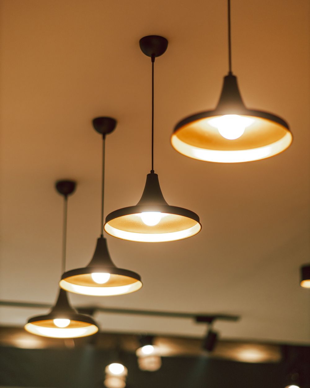 Pendentes com luz quente sobre o ambiente