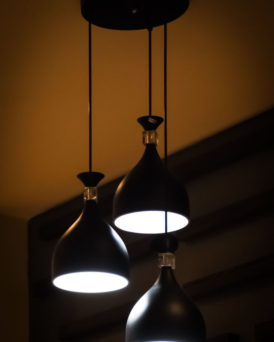 Pendente triplo com cúpulas pretas e luz branca