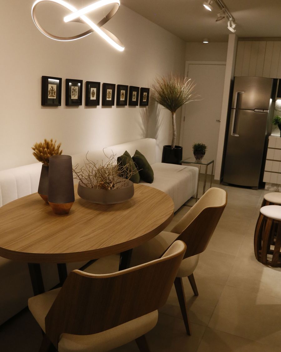Sala de jantar com pendente de LED sobre a mesa e trilho de spots